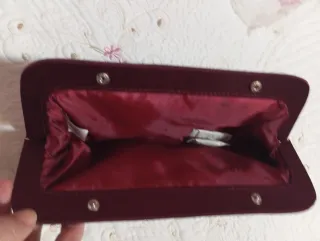 Bolso de mano morado/rojo. Mide 28c. por 15c.