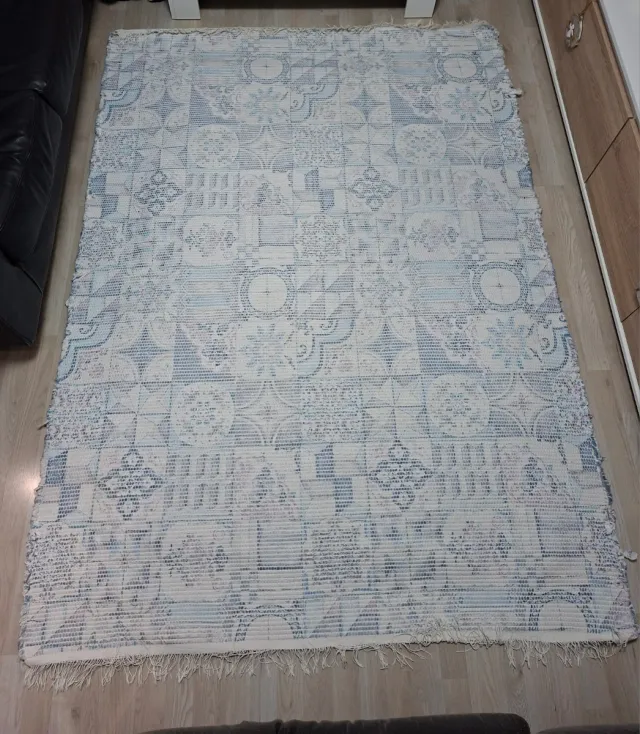 Alfombra salón estampada azul y blanco