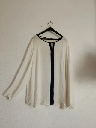 Blusa blanca con detalles azul marino