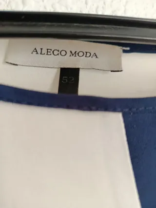 Blusa blanca con detalles azul marino