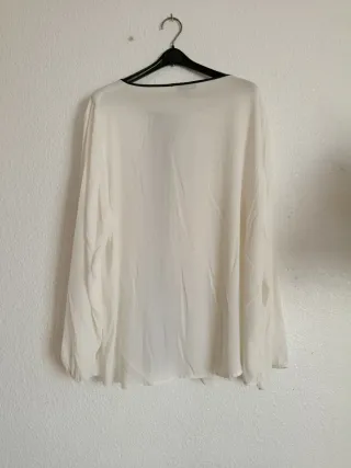 Blusa blanca con detalles azul marino