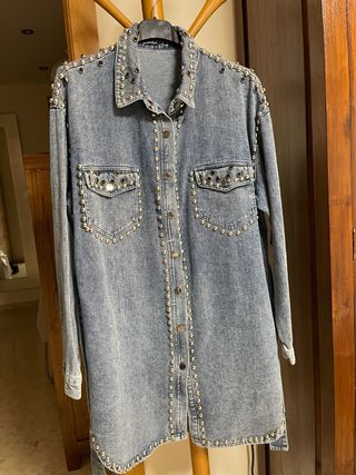 Vestido vaquero con tachuelas