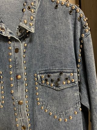 Vestido vaquero con tachuelas