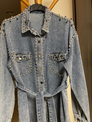 Vestido vaquero con tachuelas