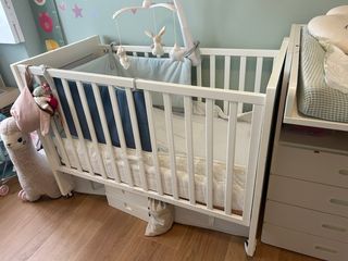 Berço de bebé com colchão