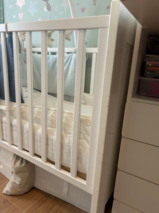 Berço de bebé com colchão