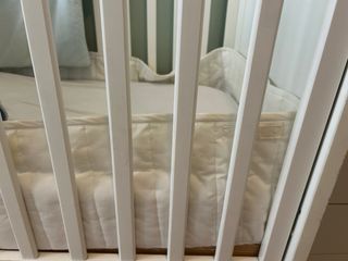 Berço de bebé com colchão
