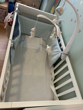 Berço de bebé com colchão