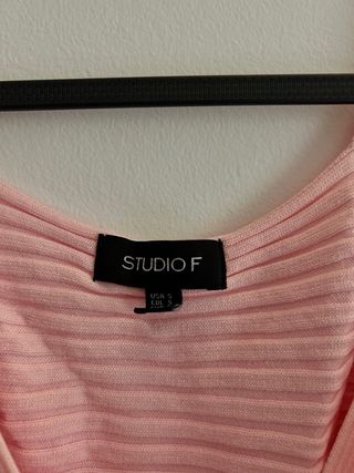 Top corto Studio F rosa cruzado