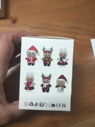 Portachiavi Labubu a tema natalizio