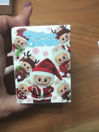 Portachiavi Labubu a tema natalizio