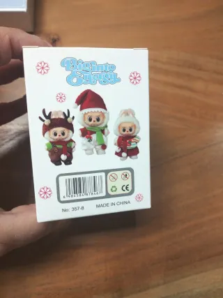 Portachiavi Labubu a tema natalizio