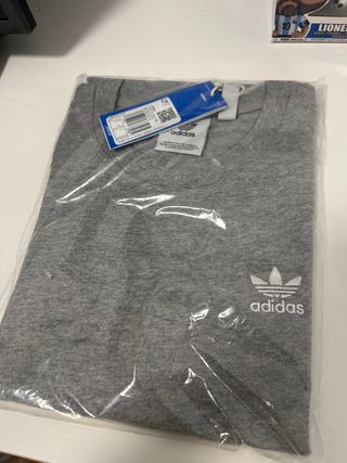 Camiseta Adidas Gris Talla XS sin estrenar