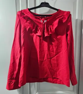 Blusa roja con canesú avolantado y lazada