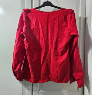Blusa roja con canesú avolantado y lazada