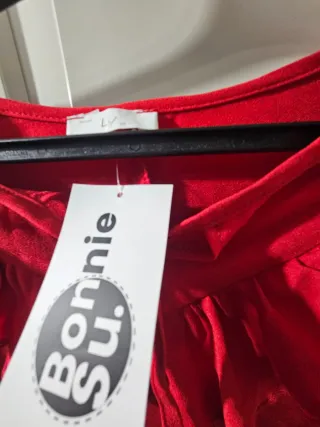 Blusa roja con canesú avolantado y lazada