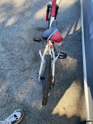 Bicicleta de niños roja y blanca