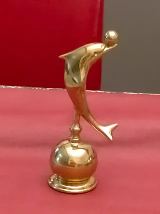 Delfín de bronce con pelota
