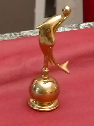 Delfín de bronce con pelota