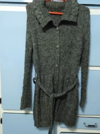 Cárdigan de mujer gris con cinturón