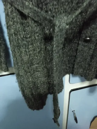 Cárdigan de mujer gris con cinturón