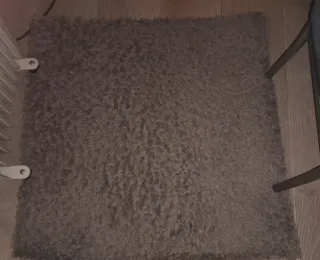 Dos alfombras grises de poliéster