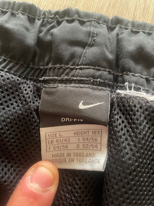 Pantalones Nike negros con detalles rojos