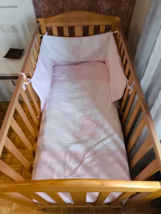 Cuna de madera en perfecto estado
