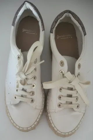 Zapatillas blancas con suela de esparto