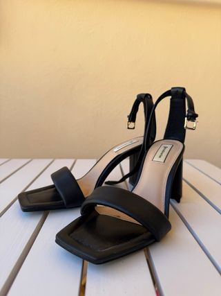 Sandalias negras Stradivarius tacón cuadrado