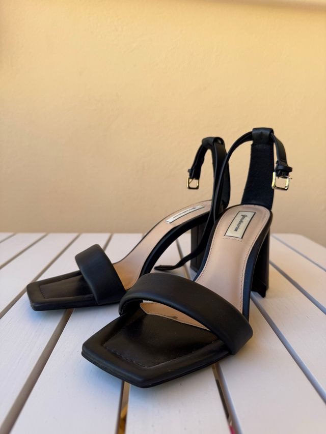 Sandalias negras Stradivarius tacón cuadrado