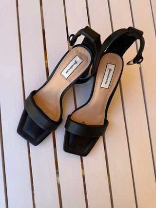 Sandalias negras Stradivarius tacón cuadrado