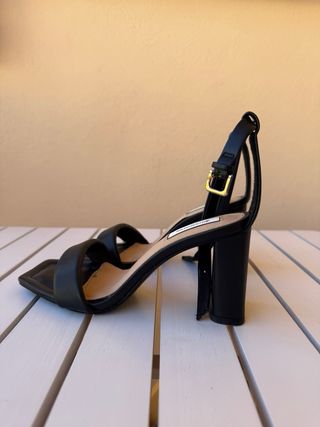 Sandalias negras Stradivarius tacón cuadrado