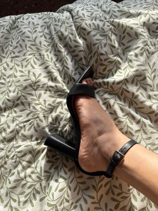 Sandalias negras Stradivarius tacón cuadrado