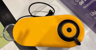 Cafetera Nespresso Negra y Amarilla