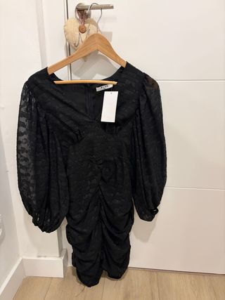 Vestido negro NA-KD con drapeado