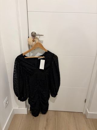 Vestido negro NA-KD con drapeado