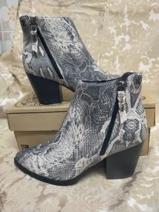 Botines grises con estampado de serpiente