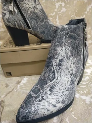 Botines grises con estampado de serpiente