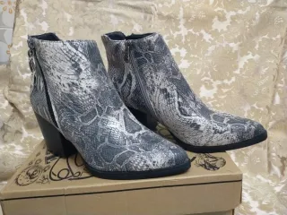 Botines grises con estampado de serpiente