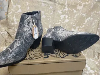 Botines grises con estampado de serpiente