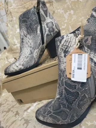 Botines grises con estampado de serpiente