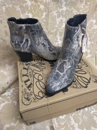 Botines grises con estampado de serpiente