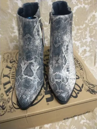 Botines grises con estampado de serpiente
