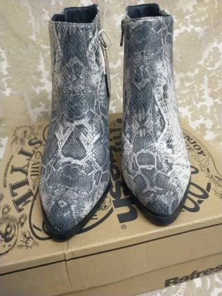Botines grises con estampado de serpiente