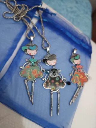 3Collares de muñeca  con colgante de figura