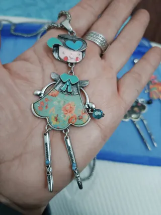 3Collares de muñeca  con colgante de figura