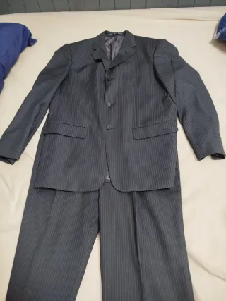 Traje de vestir gris con rayas