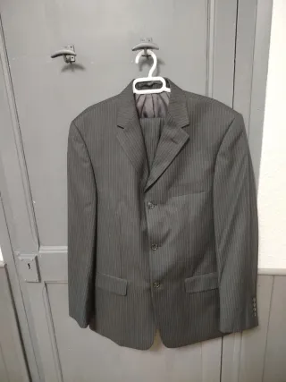 Traje de vestir gris con rayas