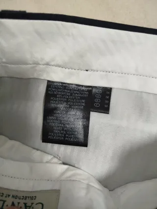 Traje de vestir gris con rayas